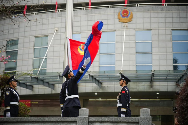 今天，向警旗敬礼！